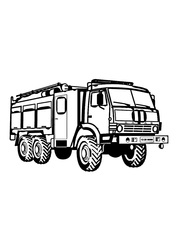 Camión rojo pesado que ayuda en la lucha contra incendios