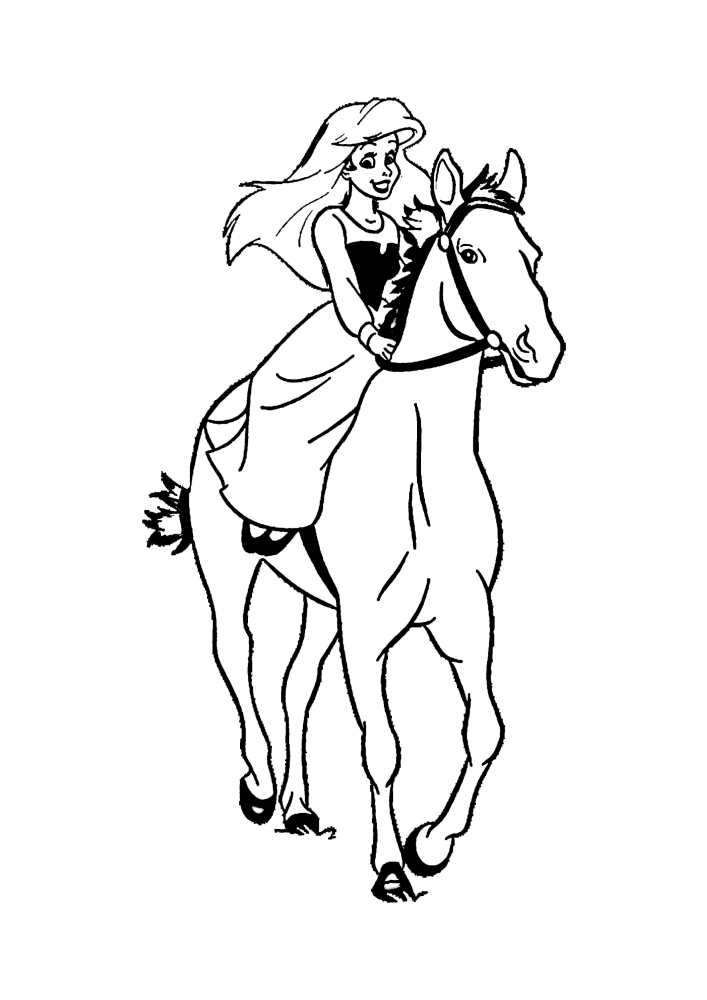 Ariel istuu hevosen selässä.