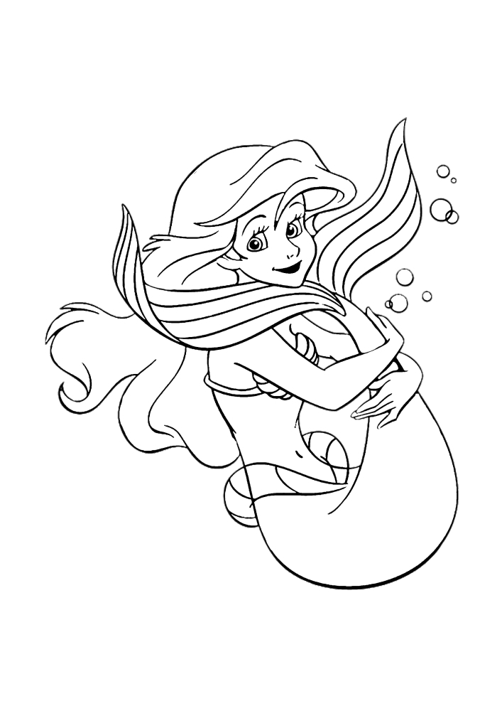 A Pequena Sereia Ariel abraça a barbatana