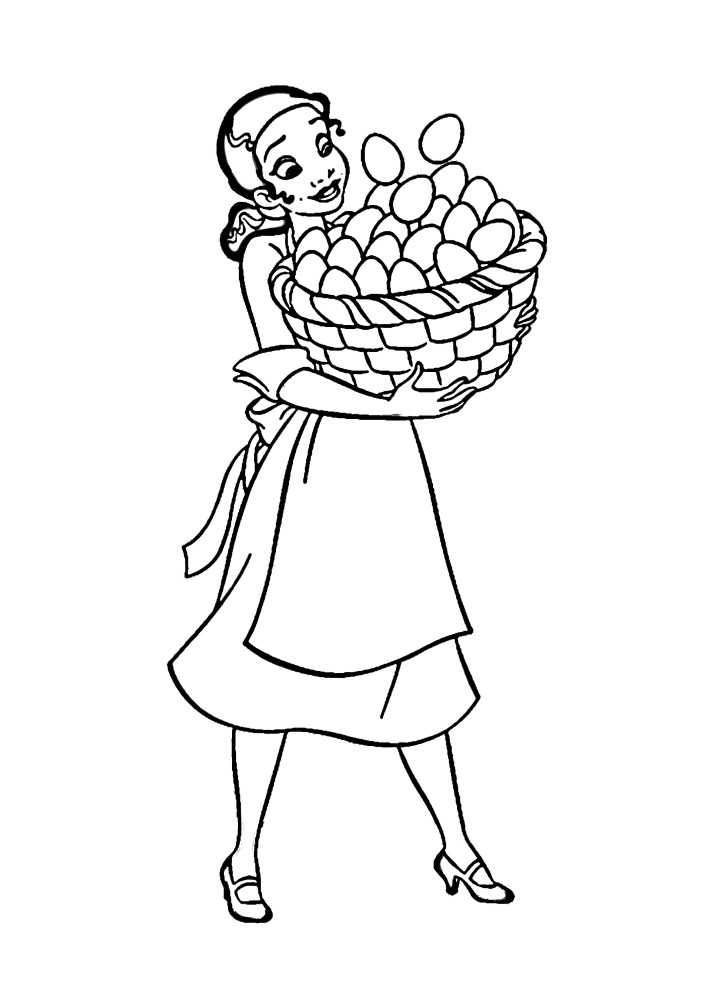 La jeune fille porte un panier d'oeufs pour les colorier pour Pâques
