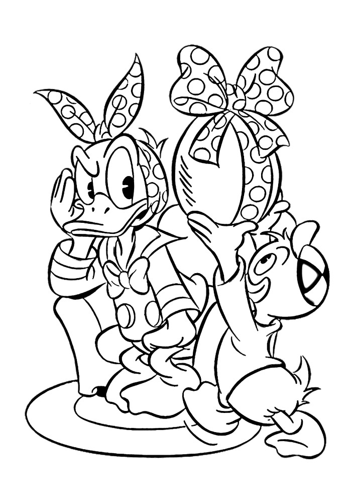Микки Маус и Минни Маус дарят Пасхальную корзинку, в которой под цветами спрятаны яички