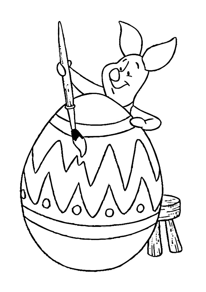 Porcinet peint un grand oeuf pour la fête de Pâques légère