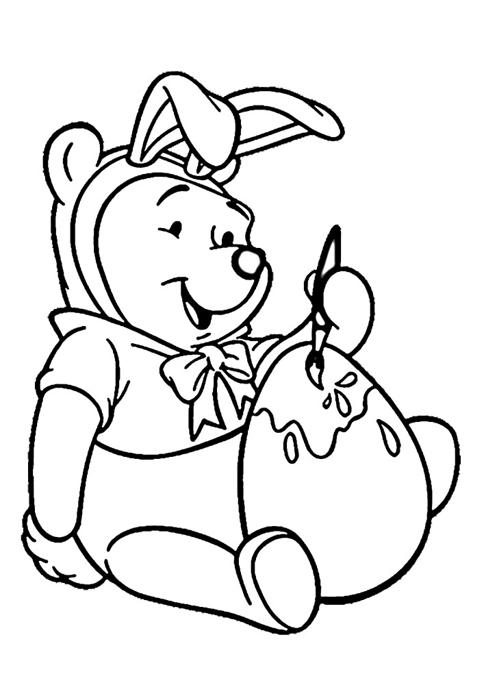 Winnie the Pooh paints an egg