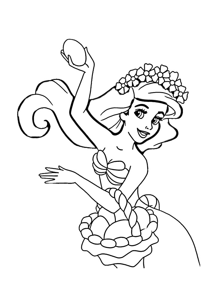 La petite sirène Ariel tient un oeuf de Pâques
