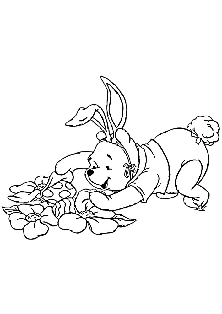 Винни-Пух в костюме пасхального кролика прячет яички к Пасхе