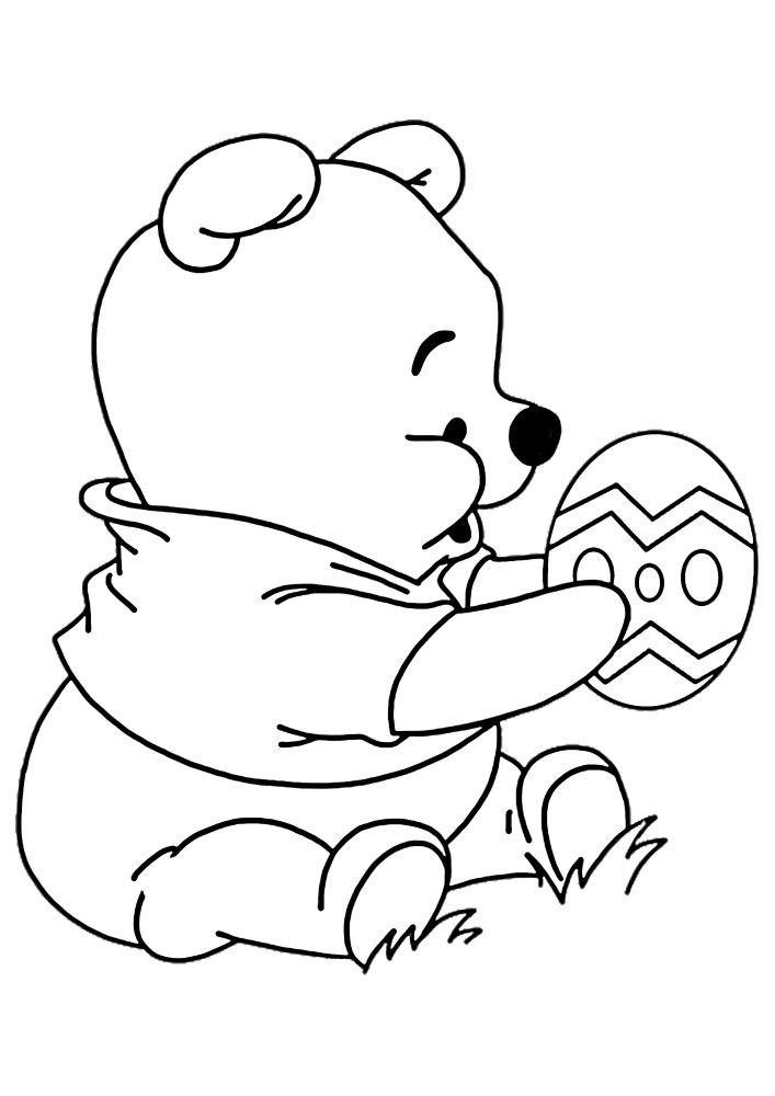 Der kleine Winnie the Pooh und der zu Ostern bemalte Hoden
