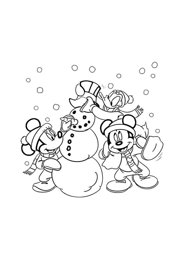 Mickey, Minnie und Donald formen einen Schneemann