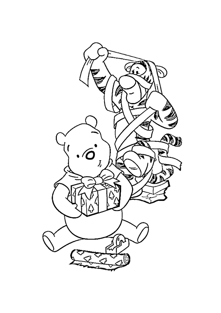 Winnie the Pooh packt Geschenke, während Tiger versucht, ihm zu helfen